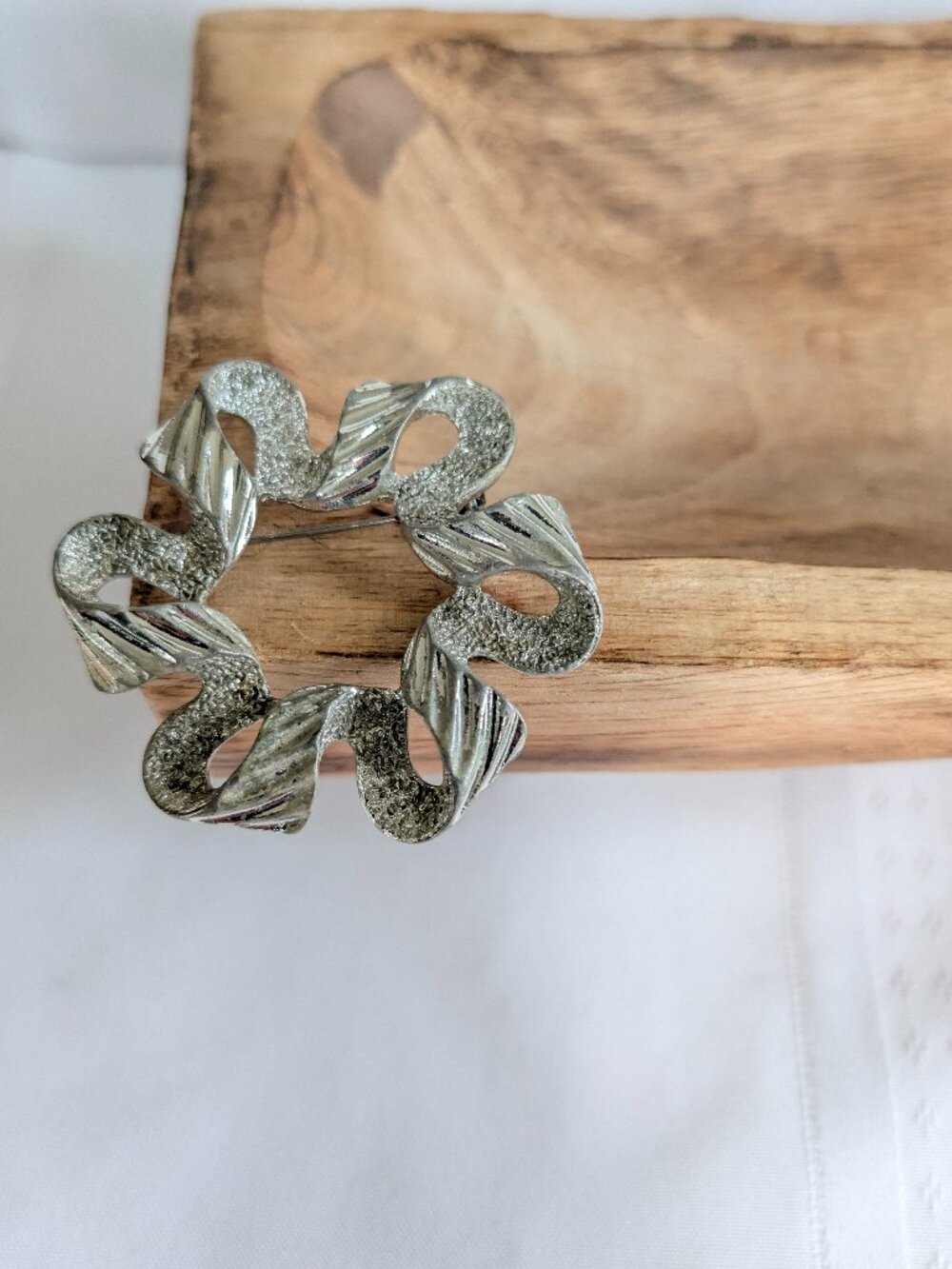 Vintage Sarah Coventry (Sarah Cov) Silver Tone Ribbon Brooch